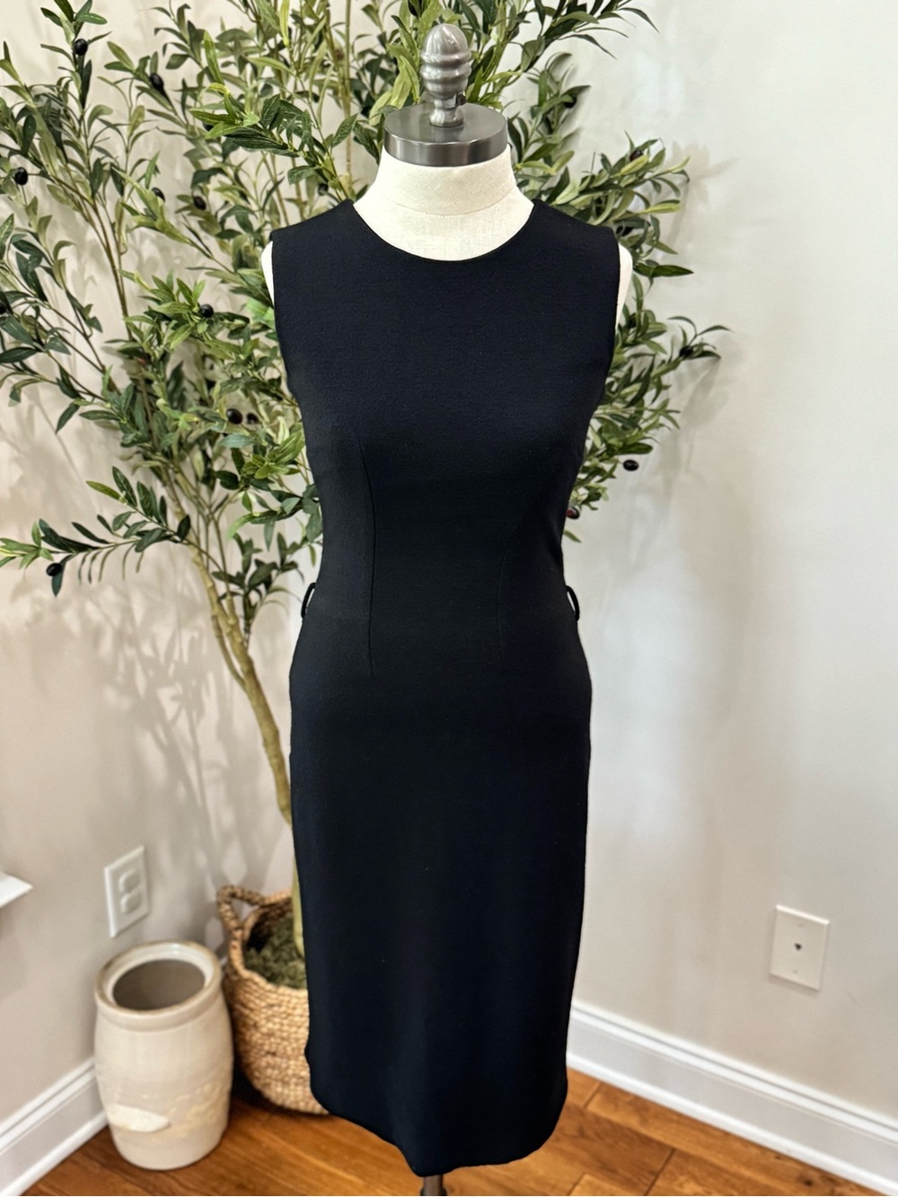Gucci Black 100% Wool Sleeveless Sheath Dress V-Back Made in Italy